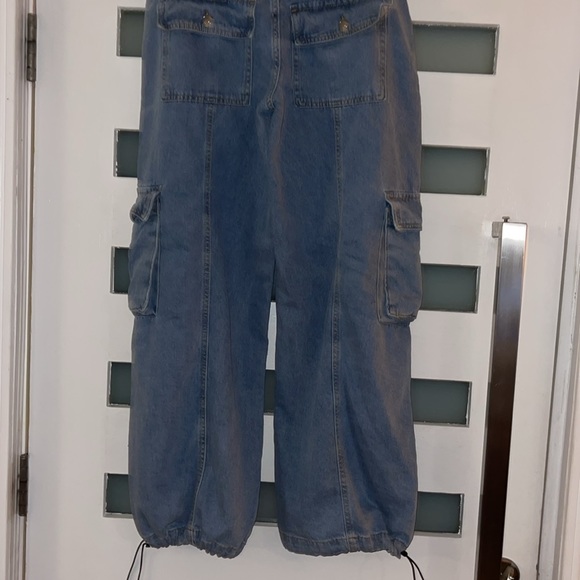 NWT-soft light wash denim wide leg cargo pant with bungee cord at ankle - Picture 6 of 12